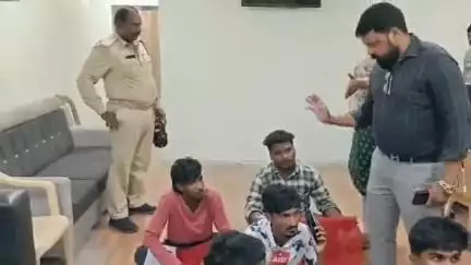 విజయవాడలో ప్రైవేట్ కళాశాల ముందు ఏఐఎస్ఎఫ్ రాష్ట్ర ఉపాధ్యక్షులు సాయి నిరసన