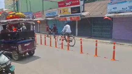 দিনহাটা ১: দিনহাটা শহরের একাধিক গুরুত্বপূর্ণ রাস্তায় যানজট এড়াতে বসল স্প্রিং পোল