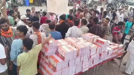 મેંદરડા: મેંદરડા મા વિશ્વ હિન્દુ પરિષદ ,બજરંગ દળ તેમજ દુર્ગાવાહિની મેંદરડા પ્રખંડ દ્વારા રાહતદરે ચોપડા નુ વિતરણ કરવામાં આવ્યું