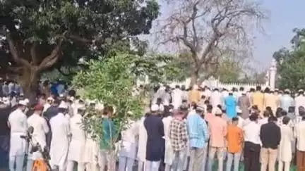 बुलंदशहर: औरंगाबाद में धूमधाम से मनाया जा रहा ईद का त्यौहार, लोगों ने देश में अमन-चैन की दुआ मांगी