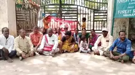ఖానాపూర్: పేద ప్రజలు సాగు చేస్తున్న భూములను లాక్కోవద్దని అటవీ కార్యాలయం ముందు ధర్నా