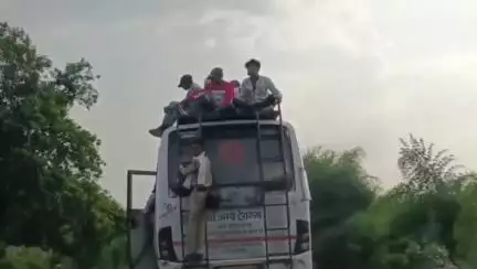पन्ना: बस के ऊपर बैठी सवारियों का वीडियो वायरल होने पर जिला परिवहन अधिकारी ने कार्रवाई की बात कही