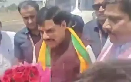 सीहोर: हाईवे स्थित हेलीपैड पर CM मोहन यादव व केंद्रीय मंत्री शिवराज सिंह का हुआ स्वागत, जिला प्रभारी मंत्री और MLA भी रहे मौजूद