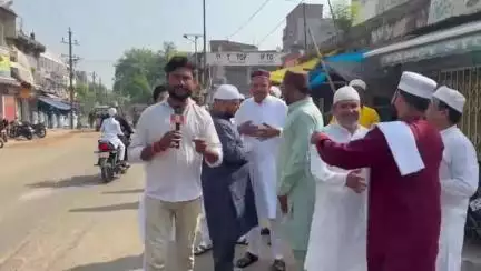गोड्डा: ईद-उल-अजहा (बकरीद) पर गोड्डा बाज़ार मस्जिद में नमाज़ अदा की गई, लोगों ने गले मिलकर बधाई दी