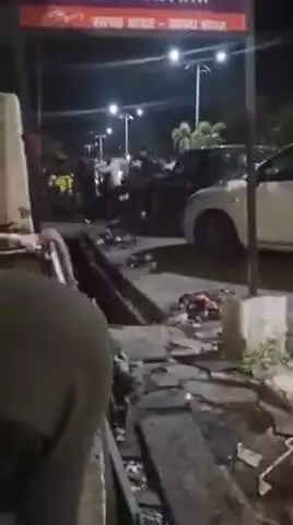 टीकमगढ़: टीकमगढ़ में सड़क पर युवकों के बीच हाथापाई व लाठी-डंडे चलने का वीडियो हुआ वायरल, कोतवाली पुलिस ने शुरू की जांच