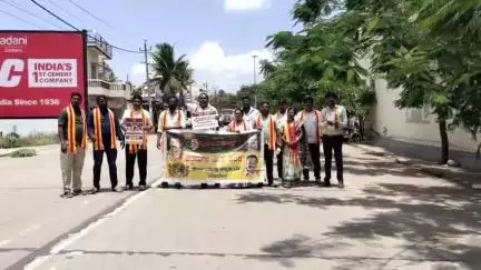 ಚಿತ್ರದುರ್ಗ: ಕಾಲ್ತುಳಿತ ಪ್ರಕರಣ; ಪೊಲೀಸ್ ಅಧಿಕಾರಿಗಳ ಅಮಾನತು ಆದೇಶ ಹಿಂಪಡೆಯುವಂತೆ ಆಗ್ರಹಿಸಿ ನಗರದಲ್ಲಿ ಕರುನಾಡ ವಿಜಯಸೇನೆ ಪ್ರತಿಭಟನೆ