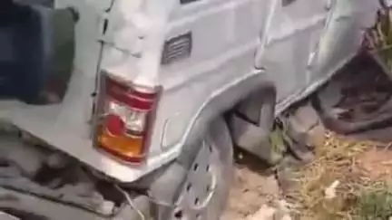 सुल्तानपुर: पैरों सरैया गांव में चालक को नींद आने से वाहन ईंट के चट्टे से टकराया, 2 की मौत और 2 घायल
