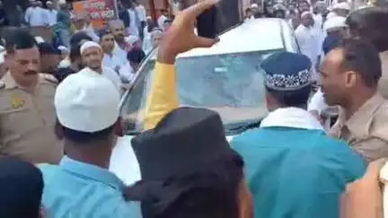 चंदौली: सकलडीहा रोड स्थित ईदगाह के समीप नमाज पढ़ने गए नमाजियों की कार का अराजक तत्वों ने तोड़ा शीशा, मुकदमा दर्ज