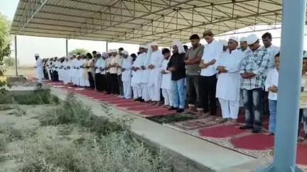 सिद्धमुख: सिद्धमुख स्थित ईदगाह में अदा की गई ईद-उल-अजहा की नमाज, मुस्लिम बंधुओं ने एक-दूसरे के गले मिलकर दी मुबारकबाद