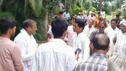सनावद: डूडगांव में जनदर्शन के दौरान विधायक सचिन बिरला ने लोगों की सुनीं समस्याएँ, निराकरण को लेकर अधिकारियों को दिए निर्देश