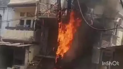 गोरखपुर: जटाशंकर स्थित बिजली पोल में लगी आग, फायर ब्रिगेड की गाड़ियों ने मौके पर पहुंचकर आग पर पाया काबू