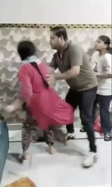 यूपी के मेरठ में पत्नी ने पति को उसकी प्रेमिका के साथ रंगे हाथ पकड़ा, जमकर चले लात-घूंसे 
Source: meerutnews