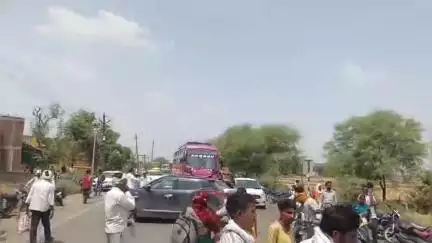 भिंड नगर: विवेकानन्द हॉस्पिटल के सामने परिजनों का NH-719 पर चक्का जाम, 4 घंटे से अधिक समय तक किया प्रदर्शन