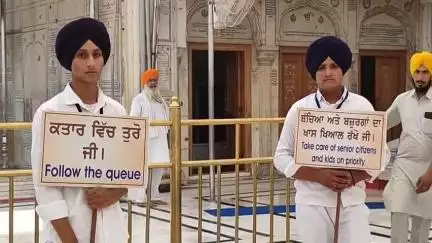 ਅੰਮ੍ਰਿਤਸਰ 2: ਗਰਮੀ ਦੀਆਂ ਛੁੱਟੀਆਂ ਦੌਰਾਨ ਸਕੂਲਾਂ ਦੇ ਵਿਦਿਆਰਥੀਆਂ ਵੱਲੋਂ ਦਰਬਾਰ ਸਾਹਿਬ ਵਿੱਚ ਵਲੰਟੀਅਰ ਦੇ ਤੌਰ ਤੇ ਸੰਗਤ ਦੀ ਕੀਤੀ ਜਾ ਰਹੀ ਸੇਵਾ