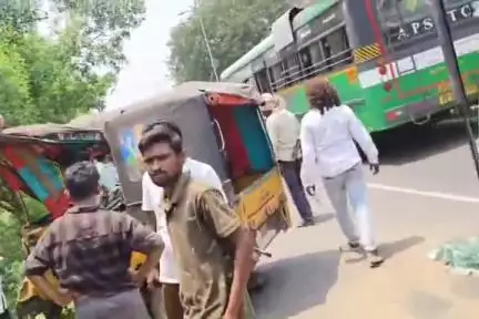 రాజమండ్రి సిటీ: రాజమండ్రి విమానాశ్రయం వద్ద ఆటో ఢీ ఇద్దరు మహిళలు ఆటో డ్రైవర్ కు గాయాలు : 108 ద్వారా ఆసుపత్రికి తరలింపు