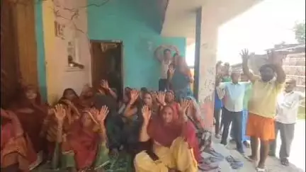 कसिया: हाता में महिलाओं ने बीडीओ पर फर्जी तरीके से कोटे की दुकान का आवंटन करने का लगाया आरोप