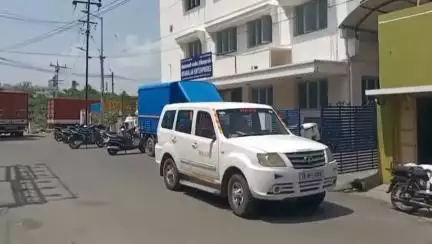 சேலம்: தம்மண்ணன் ரோடு 20 லட்ச ரூபாய் மதிப்பிலான சிகரெட் பெட்டிகள் மர்ம நபர்கள் கொள்ளை போலீசார் விசாரணை