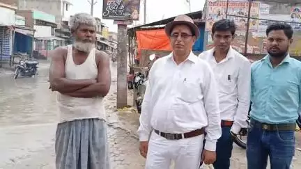 बैरिया: पखनाहा बेतिया मुख्य सड़क पर जल जमाव से ग्रामीणों में आक्रोश, विकास के दावों की खुली पोल #jansamasya