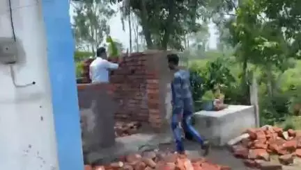 মেদিনীপুর: বনদপ্তরের জমি দখল করে অবৈধ নির্মাণ ফুল পাহাড়ি এলাকায়, ভেঙে লণ্ডভণ্ড করল বনদপ্তর