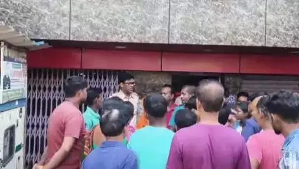 দাসপুর ১: চিকিৎসার গাফিলতিতে রোগী মৃত্যুর অভিযোগ তুলে তুমুল উত্তেজনা দাসপুরের এক বেসরকারি নার্সিংহোমে, ঘটনাস্থলে পুলিশ
