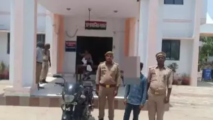 बस्ती: मुंडेरवा थाने की पुलिस ने गोदमवा मोड़ से चोरी की पल्सर के साथ अभियुक्त को किया गिरफ्तार