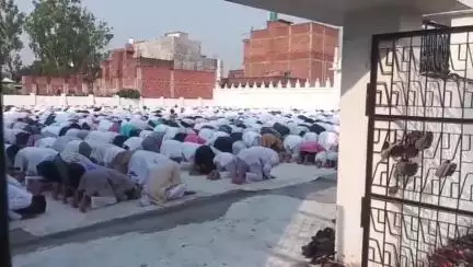 बेल्थरा रोड: तहसील क्षेत्र के सभी ईदगाह में शांतिपूर्वक पढ़ी गई बकरीद की नमाज, इंस्पेक्टर ने बच्चे को गोद में लेकर दी बधाई