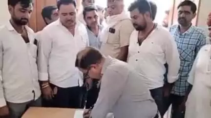 भोपालगढ़: बारनी खुर्द के तालाब की आगोर से अतिक्रमण हटाने की मांग, उपखण्ड अधिकारी को सौंपा ज्ञापन