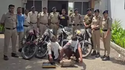 बड़वाह: बेडिया पुलिस ने दो मोटरसाइकिल चोरों को पकड़ा, चोरी की 5 मोटरसाइकिलें और अन्य सामान बरामद