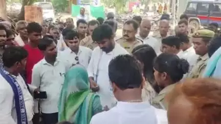 बदलापुर: लालगंज गांव में संदिग्ध परिस्थितियों में युवक की मौत का मामला, SDM-CO के आश्वासन पर हुआ अंतिम संस्कार