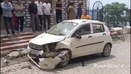 राजगढ़: टिक्कर रोड पर पहाड़ी से टकराई गाड़ी, तेज रफ्तार बनी हादसे की वजह