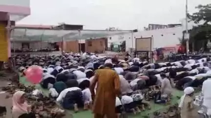 खंडवा: मूंदी में ईद उल अजहा की नमाज पढ़ी गई, लोगों ने एक दूसरे को बधाई दी