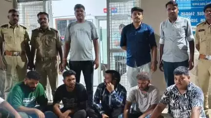 જેતપુર પાવી: કસ્બા ફળીયામાં એક મકાનમાં પત્તા પાના વડે હારજીતનો જુગાર રમતા કુલ કિ.રૂ.૫૫,૩૫૦/- ના મુદામાલ સાથે આઠ ઇસમોને પોલીસે ઝડપાયા.