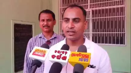 ନୟାଗଡ: ବିରୁଡ଼ା ସ୍ଵାସ୍ଥ୍ୟ ଆରୋଗ୍ୟ କେନ୍ଦ୍ରକୁ ଚାଲୁ କରିବାପାଇଁ ଜିଲାପାଳଙ୍କୁ କାର୍ଯ୍ୟାଳୟ ରେ ଦାବି ପତ୍ରପ୍ରଦାନ,ପ୍ରତିକ୍ରିୟା ରଖିଲେ ଗ୍ରାମବାସୀ