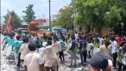 வேடசந்தூர்: எரியோடு பாலு மஹாலில் காதணி விழாவில் பட்டாசு வெடித்ததில் கார் தீ பற்றி எரிந்தது