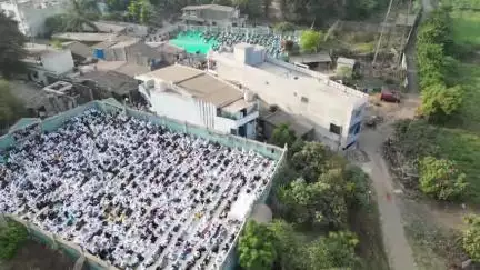 પલસાણા: પલસાણા તાલુકામાં બલેશ્વર ઇદગાહ સહિત કુલ 10 જગ્યાએ ઈદ-ઉલ-ફિત્ર ઈદની નમાઝ મૌલાનાઓની ઉપસ્થિતિ માં અદા કરાઈ હતી.