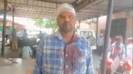 ललितपुर: ग्राम बुढ़वार निवासी युवक पर जमीनी विवाद को लेकर उसके सगे भाई ने किया हमला, युवक घायल होकर जिला अस्पताल में भर्ती