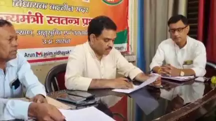 कन्नौज: कलेक्ट्रेट रोड पर मंत्री असीम अरुण ने जनता दरबार में फरियादियों की समस्याएं सुनीं