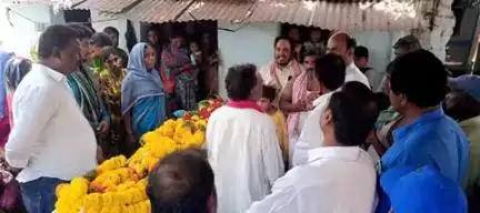 గద్వాల్: నల్లగట్టు తాండ గ్రామంలో మృతదేహానికి పూలమాల వేసి నివాళులు అర్పించిన ఎమ్మెల్యే బండ్ల కృష్ణ మోహన్ రెడ్డి