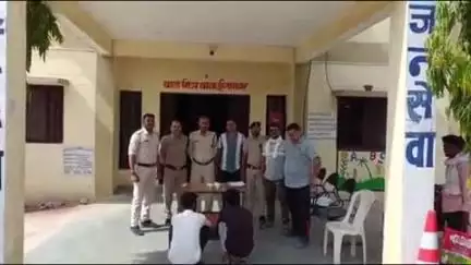 छतरपुर: ईशानगर पुलिस ने अवैध कट्टा-कारतूस के साथ 2 युवकों को किया गिरफ्तार, न्यायालय में पेश किया