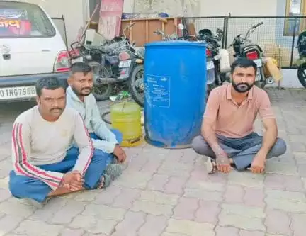 રાજુલા: રાજુલામાં આવેલ સાવરકુંડલા રોડ ઉપર ડીઝલ ચોરી કરતા ત્રણ શખ્સો ઝડપાયા