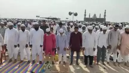 గద్వాల్: పట్టణంలో ఈద్గా వద్ద బక్రీద్ పండుగ సందర్భంగా ప్రార్థనలో పాల్గొన్న ముస్లిం సోదరులు.