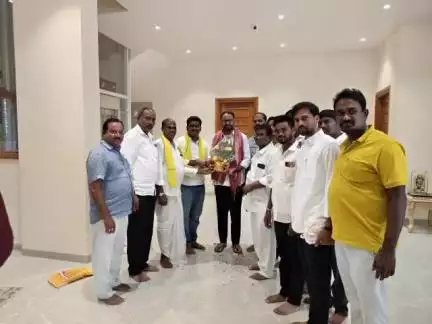 నిర్మల్: డీసీసీ అధ్యక్షులు శ్రీహరిరావును మర్యాదపూర్వకంగా కలుసుకున్న కాల్వ గ్రామంలోని శ్రీ లక్ష్మీనరసింహస్వామి ఆలయ నూతన పాలకవర్గం