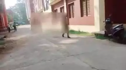 পুরুলিয়া ২: চুরির অভিযোগে এক মহিলাকে গ্রেফতার করলো পুরুলিয়া সদর থানার পুলিশ কাটিং পাড়া এলাকা থেকে আজ আদালতে তোলা হল।