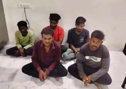 રાજુલા: રાજુલા તાલુકાના હિંડોરણા ગામે જુગાર રમતા ૫ શકુનિઓને ઝડપી લેતી પોલીસ:રૂ.૧૨ હજાર ઉપરાંતનો મુદ્દામાલ કબ્જે