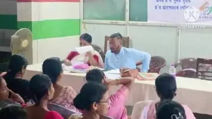 পশ্চিম যোৰহাট: কংগ্ৰেছ ভৱনত নৱ নিযুক্ত বিষয়ববীয়াক নিযুক্তি পত্ৰ বিতৰণ অনুষ্ঠান