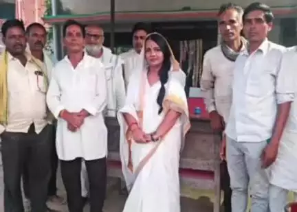 बांसी: पेडारी चौराहे पर विधानसभा क्षेत्र बांसी की वरिष्ठ सपा नेत्री विभा शुक्ला ने किया जनसंपर्क, सुनी लोगों की समस्याएं