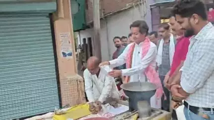 जमनालाल काका की मूँगफली... और राघौगढ़ का अपनापन ❤️🌾
कल टाकनीपुरा में हमारे पार्षद श्री सुंदरलाल सैनी जी की नातिन के विवाह समारोह में जा रहा था।
रास्ते में चौराहे पर हमेशा की तरह मुस्कुराते हुए अपने पुराने परिचित, हमारे जमनालाल काका मिले —