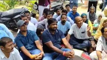 डूंगरपुर: लीड प्राइवेट प्लेसमेंट एजेंसी द्वारा 83 कार्मिकों को बिना सूचना हटाने के विरोध में विधायक घोघरा ने कलेक्टर निवास पर धरना दिया