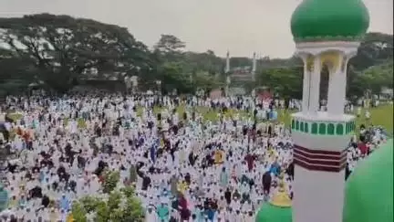 ধুবুৰী ভাগ: চহৰ স্থিত ঐতিহাসিক ঈদগাহ ময়দানত একেলগে হাজাৰ হাজাৰ ইছলামধৰ্মী লোকে আদায় কৰিলে ঈদ উল আযহাৰ নামাজ