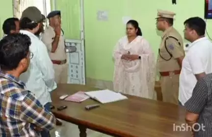 चतरा: उपायुक्त कीर्ति श्री व पुलिस अधीक्षक सुमित कुमार अग्रवाल ने कंट्रोल रूम का किया निरीक्षण